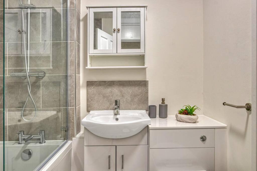 Hidden Gem In Battersea W/ Free Parking Apartment ลอนดอน ภายนอก รูปภาพ