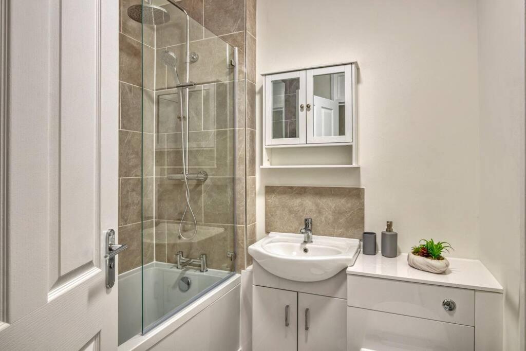 Hidden Gem In Battersea W/ Free Parking Apartment ลอนดอน ภายนอก รูปภาพ